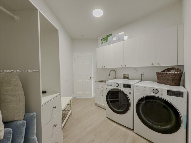 Building Photo - 2556 Jardin Manor