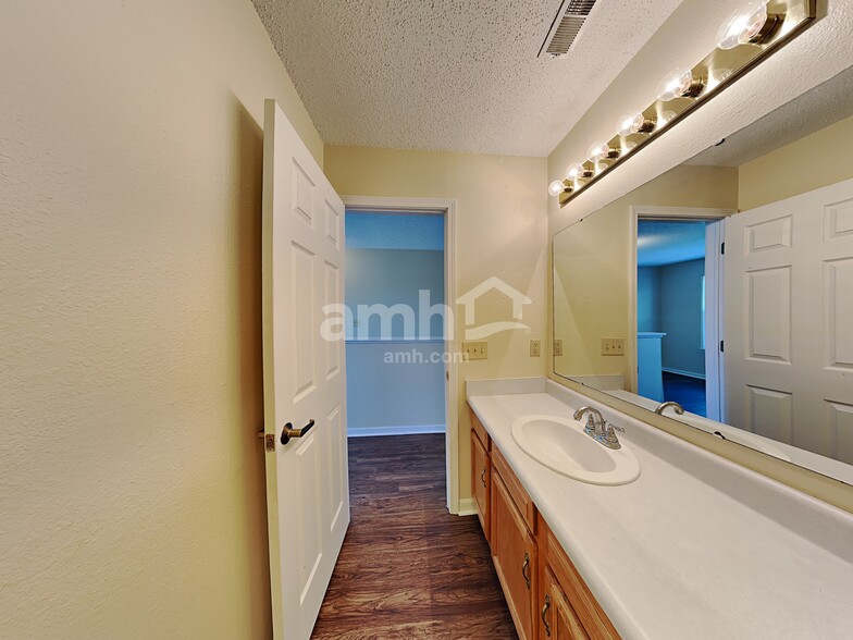 Building Photo - 143 E Pine Ridge Dr