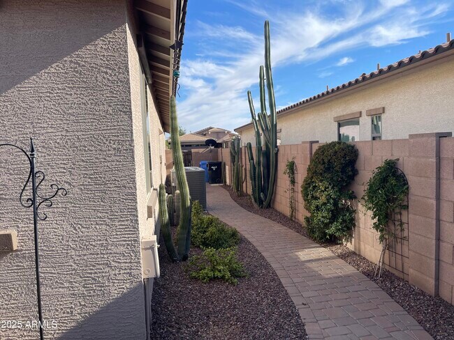 Building Photo - 2680 E Lodgepole Dr