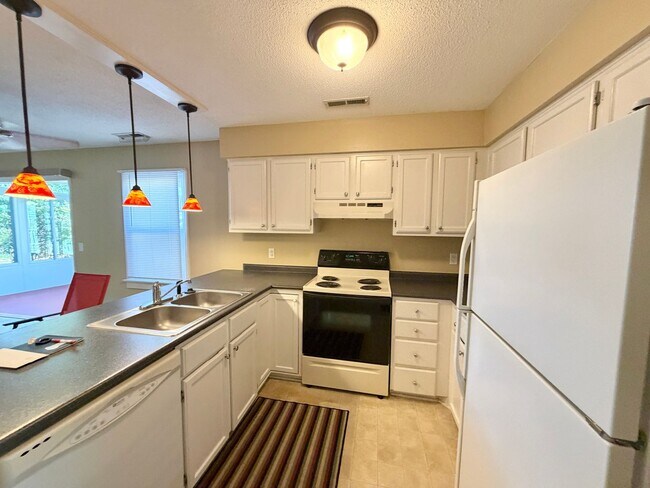 Building Photo - Coming soon! Property, being updated, 1 mile to shops, central Wilmington 3 BEDROOMS!