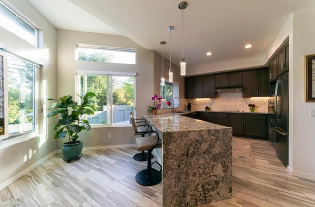 Building Photo - Custom home in Oak Ridge Estates