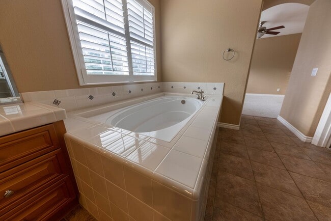 Building Photo - Beautiful 4 Bedroom 4 Bath House with Pool & Spa in Arroyo Vista