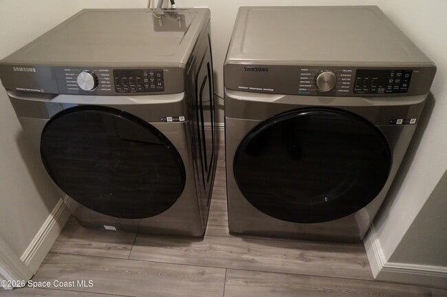 Building Photo - 153 Oakcrest Ave NE