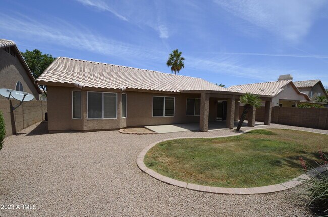 Building Photo - 871 W Horseshoe Ave