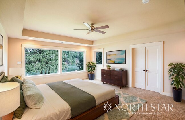 Building Photo - Gorgeous, Gated and Lake Front in Oregon City