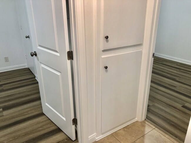 hallway to 2 bedrooms view - 1214 N Park Western Dr