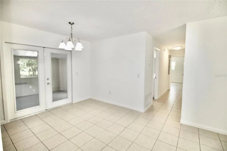 Building Photo - 2912 NE 25th Ct