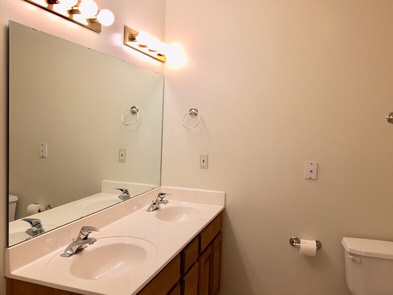 Building Photo - 1692 Oriole Dr