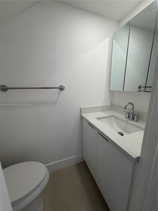 Building Photo - 1550 W 7th Ct