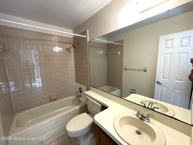 Building Photo - 740 Spring Valley Dr