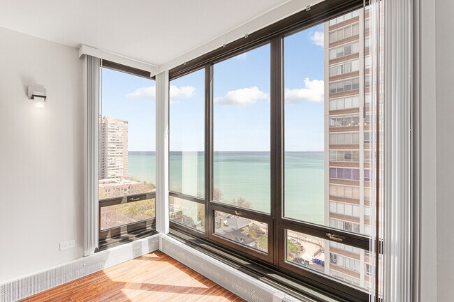 Building Photo - 6166 N Sheridan Rd