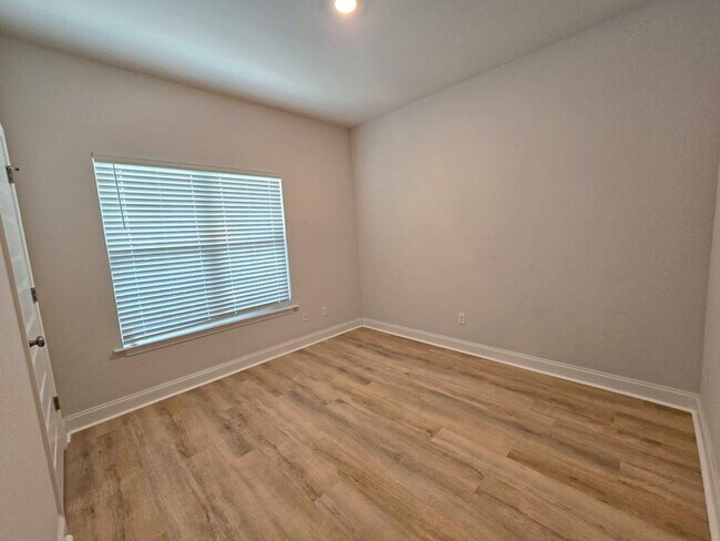 Building Photo - Elegant 4-Bedroom Lake Park Home with Open Layout, Modern Finishes, and Fenced Yard