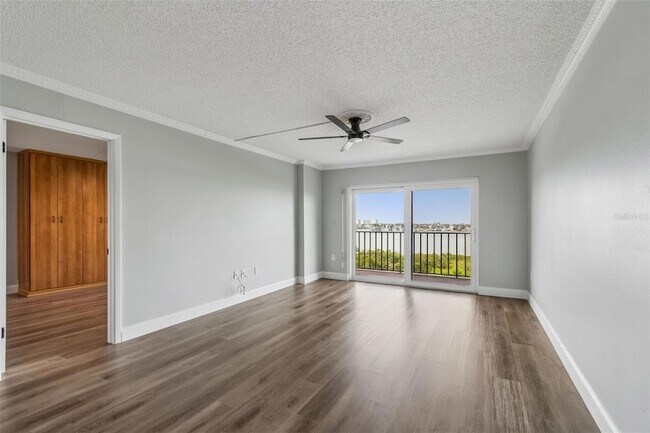 Building Photo - 7050 Sunset Dr S