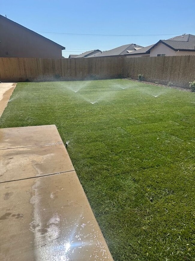 Building Photo - Gorgeous NEWER home between Tulare and Vis...