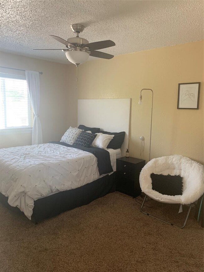 Building Photo - 2401 Manor Rd