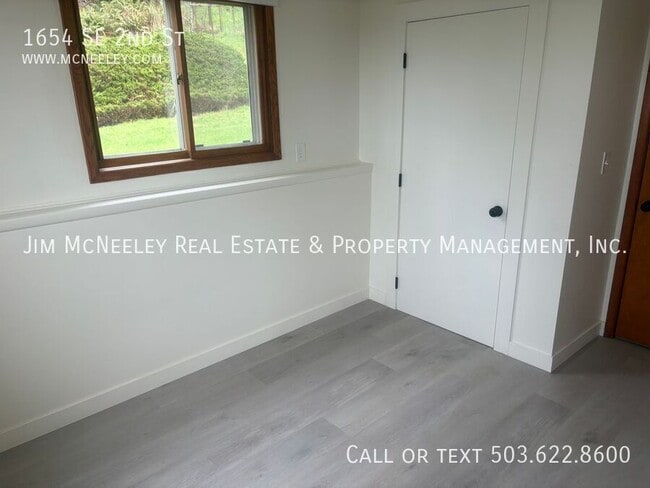 Building Photo - 1654 SE 2nd St