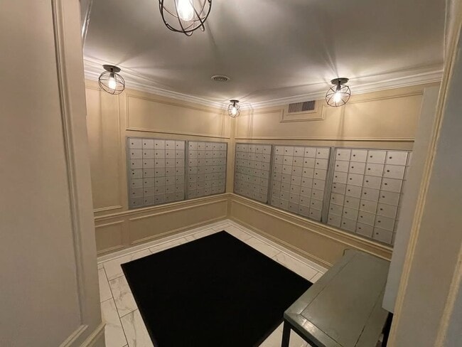 Building Photo - 2909 N Sheridan Rd