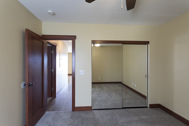 Building Photo - Gorgeous 2 Bed/2 Bath in Point Loma - Views, W/D in Unit, Pets OK