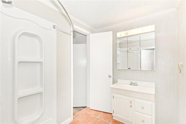 Building Photo - 596 Crestmont Ct