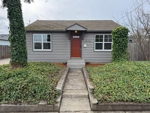 Building Photo - Updated 2 bedroom 1 bath house in Eugene!