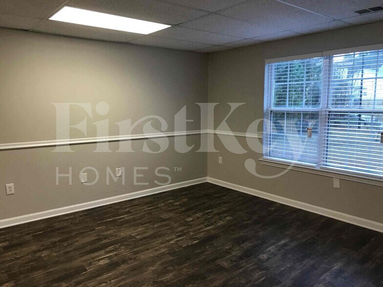 Building Photo - 4020 Brookfield Way