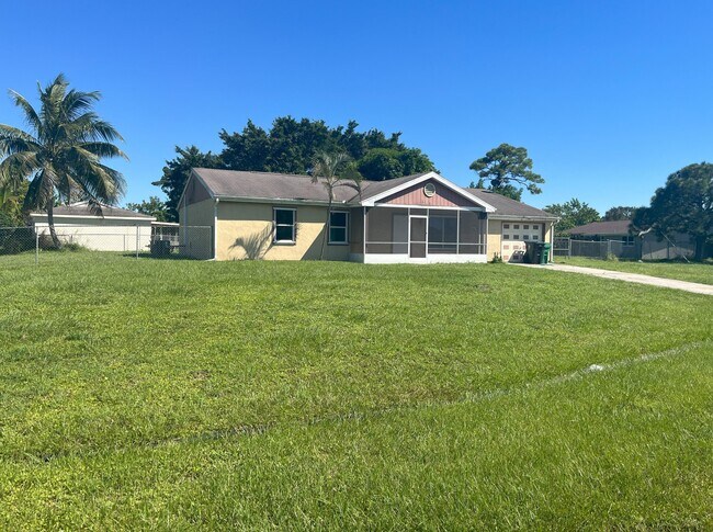 Building Photo - 2901 SW Birtle Ct