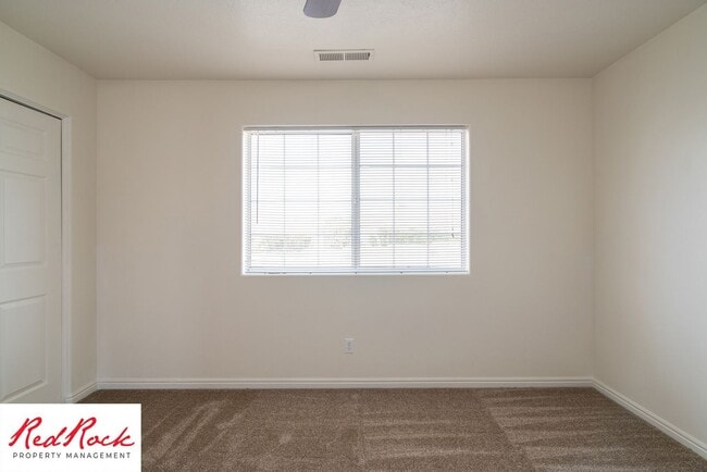 Building Photo - 2 Bedroom Townhome Available