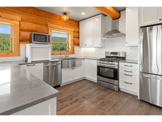 Building Photo - Beautiful Home on 10 Actre