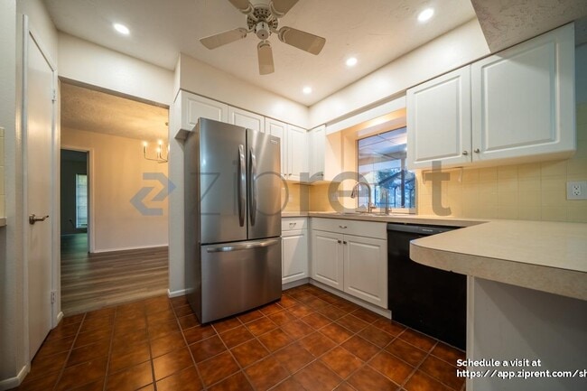 Building Photo - 468 Laurencin Dr