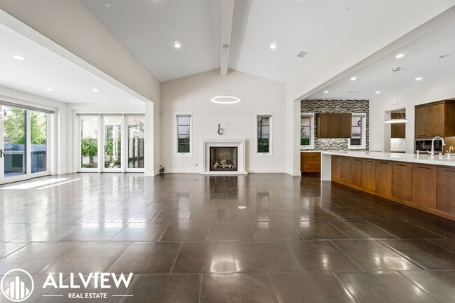 Primary Photo - Luxurious and Rare 5 Bed 5.5 Bath Located ...