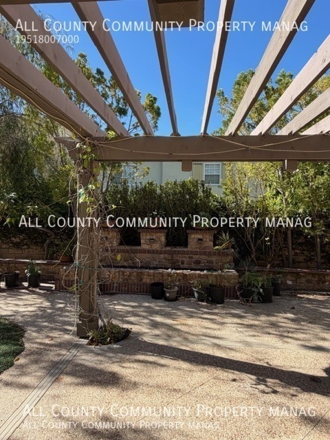 Building Photo - 70 Loganberry-