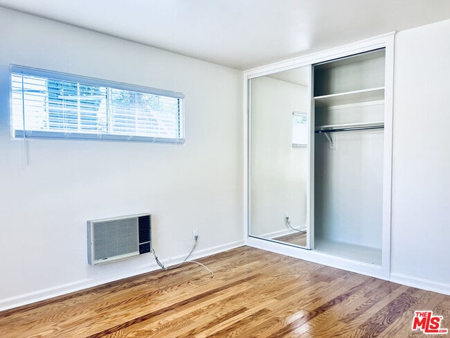 Building Photo - 2401 Beachwood Dr