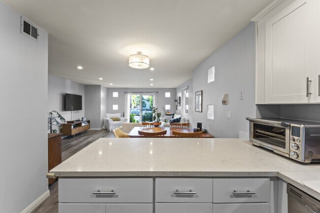 Building Photo - 712 Pacific St