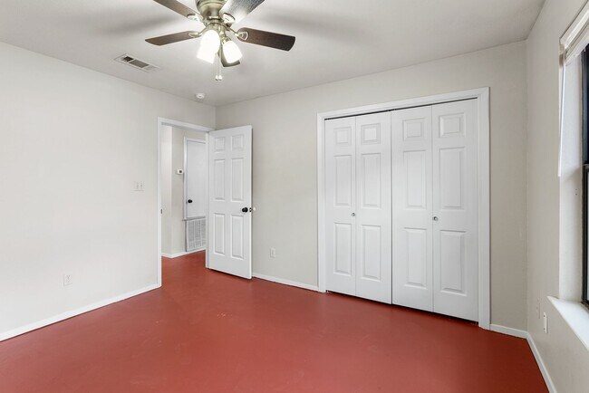 Building Photo - Eclectic 3 Bedroom, 2 Bathroom Home - 2 Car Garage - Fenced Yard and More!