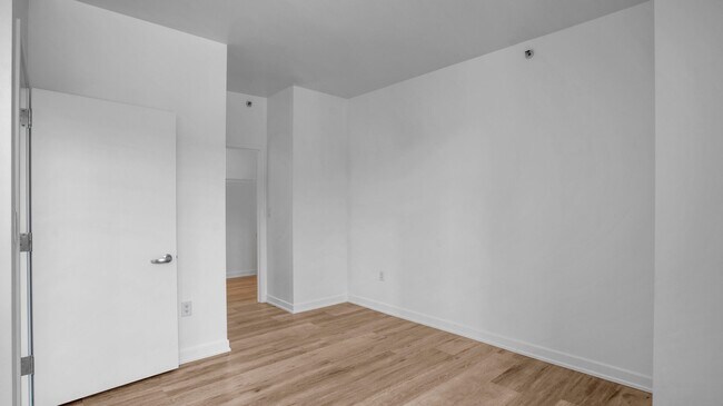 Building Photo - 250 King St