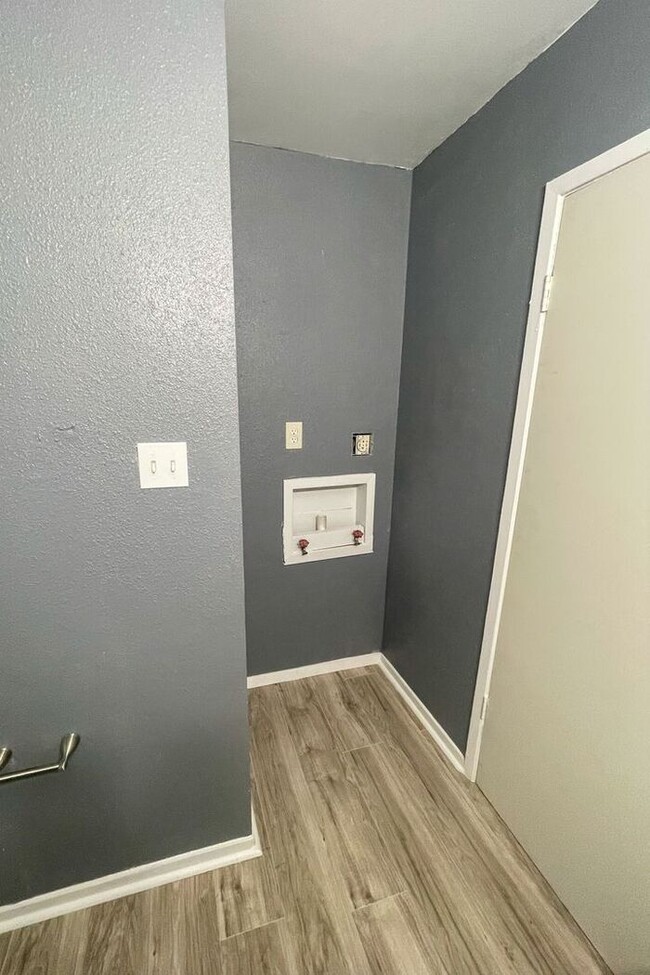 Building Photo - Comfortable 1 Bed 1 Bath Unit for Rent in ...