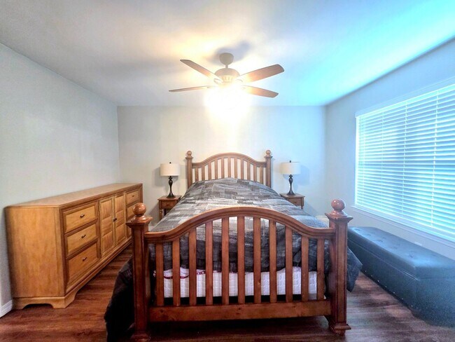 Building Photo - Inviting Woodridge Manor 3/2 Home with Fireplace and Fenced Yard