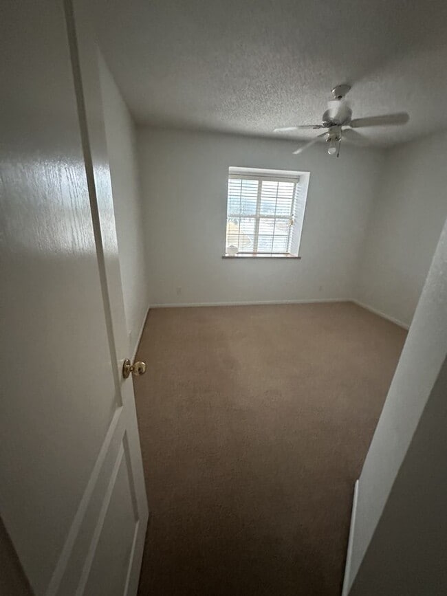 Building Photo - AVAILABLE NOW!!