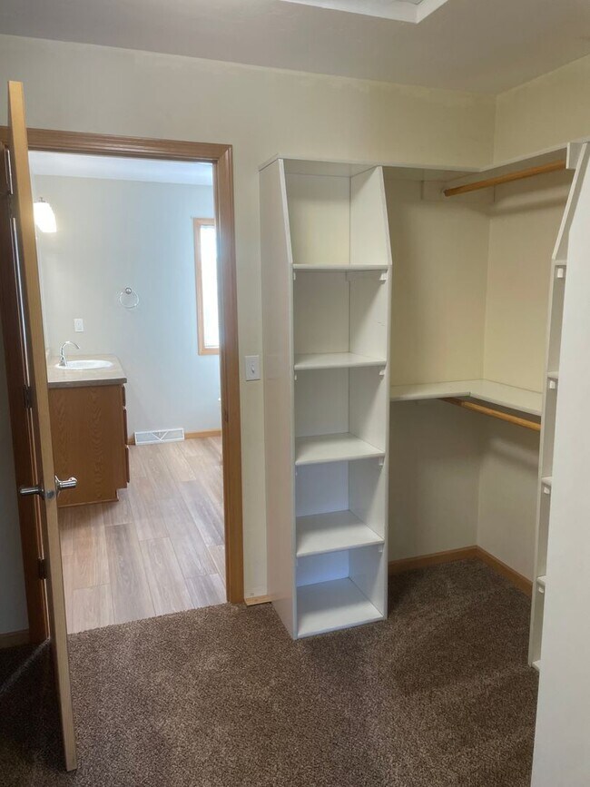 Building Photo - 2930 W Glenpark Dr