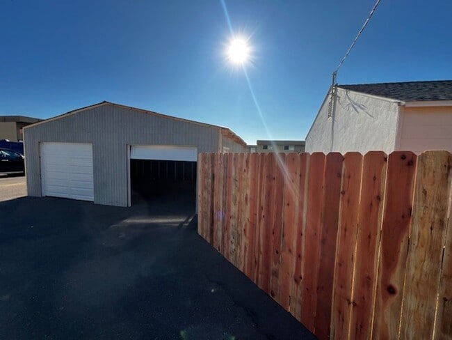 Building Photo - 2br - 1/2 twin Home with yard , garage and lots of parking