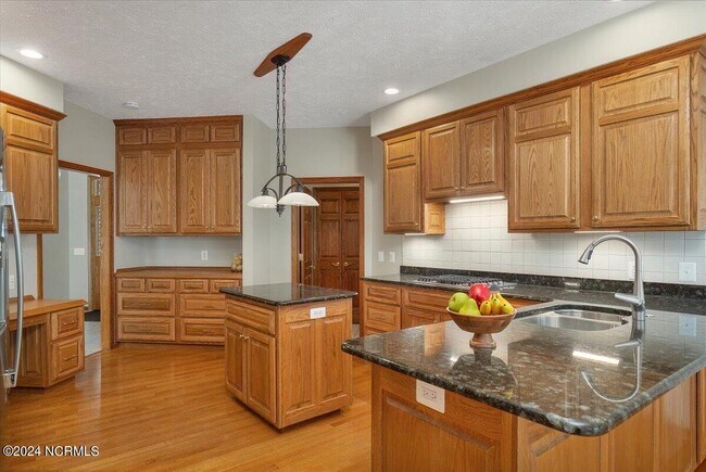 Building Photo - 38 Pinebrook Dr