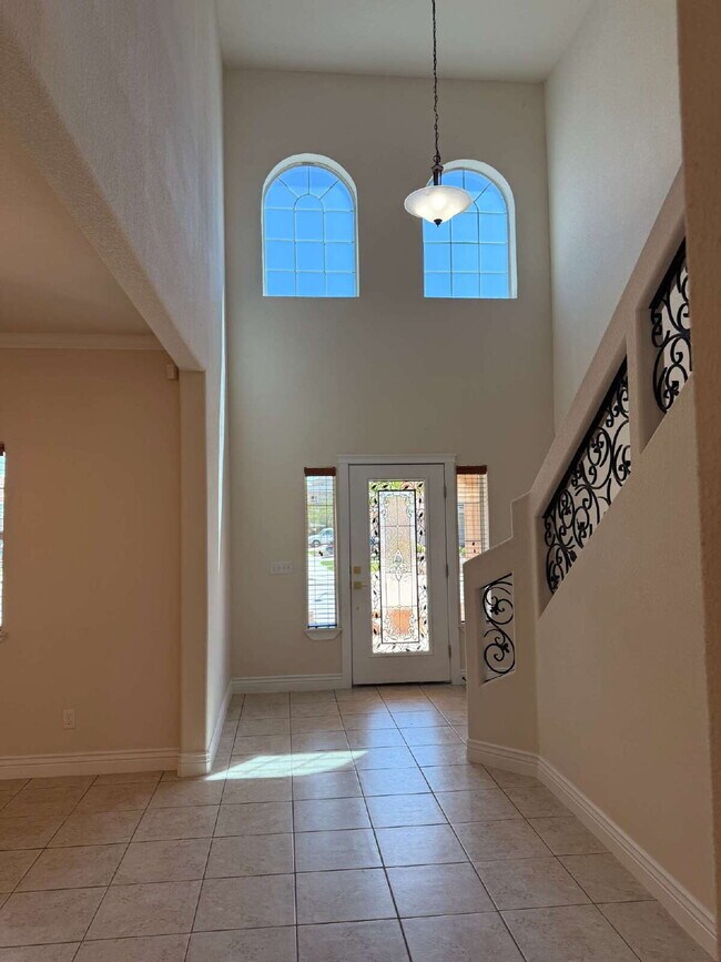 Building Photo - "Spacious 4-Bedroom Oasis with Granite Kit...