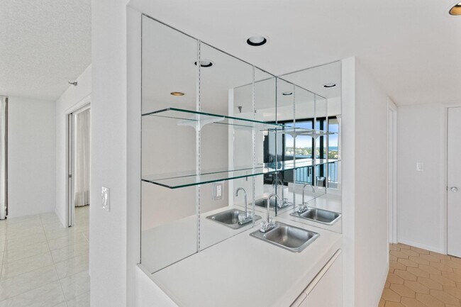 Building Photo - 123 Lakeshore Dr