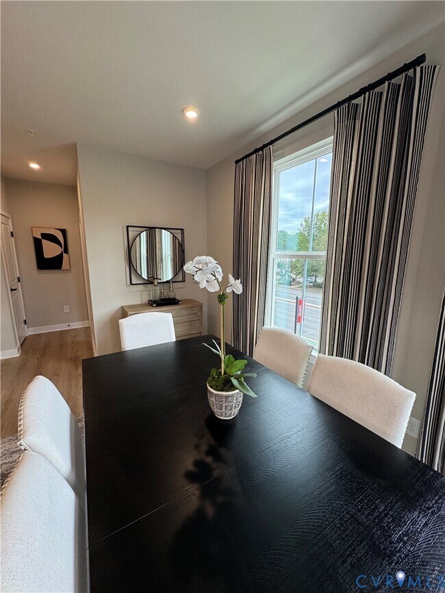 Building Photo - 8029 Lake Laurel Ln