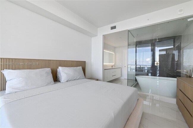 Building Photo - 700 NE 24th St