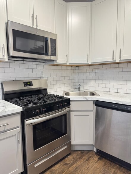 Building Photo - 6257 N Lakewood Ave