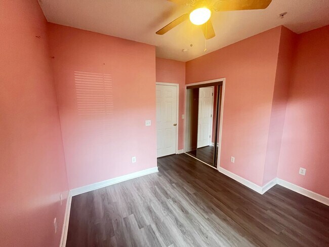 Building Photo - First Floor, 2 Bedroom, 2 Bath Condo with Screened Patio! Community Pool! Available Now!