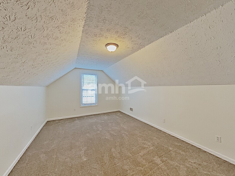 Building Photo - 558 The Blvd