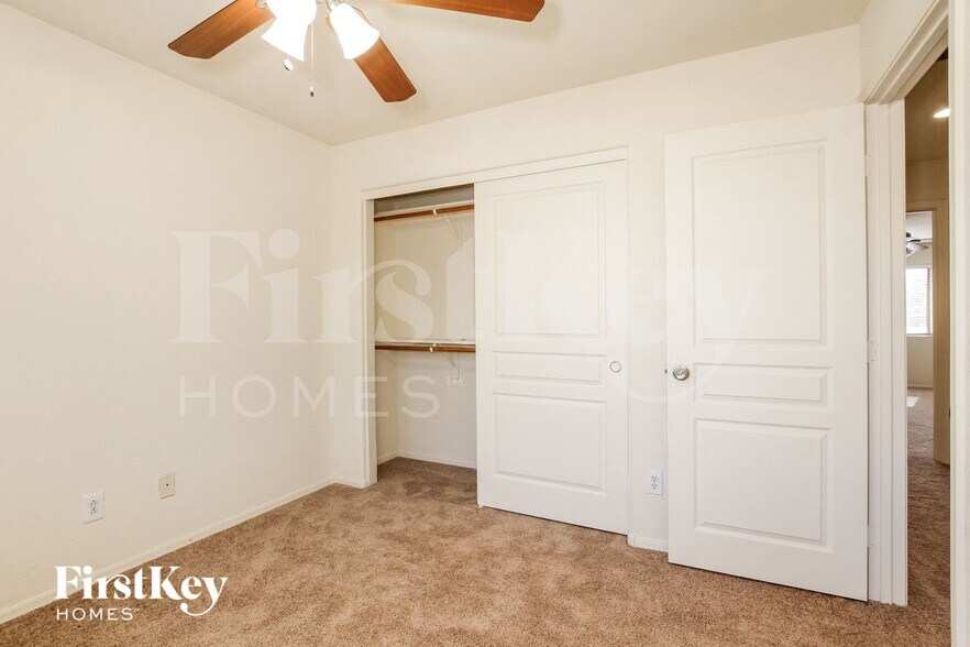 Building Photo - 5157 W Laurel Ave