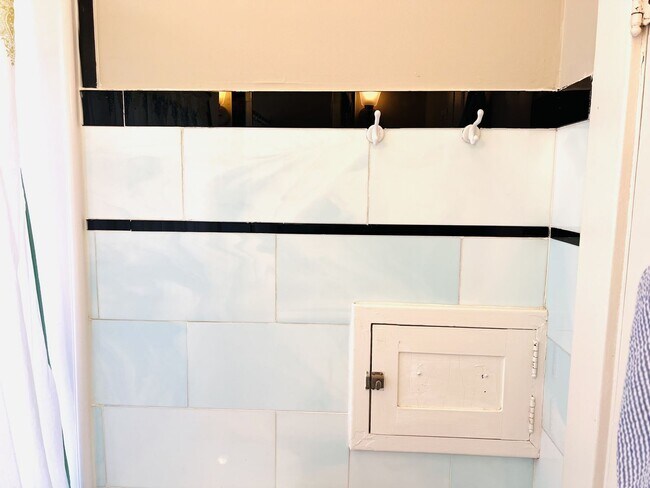 Building Photo - 3668 Wilmington Ave